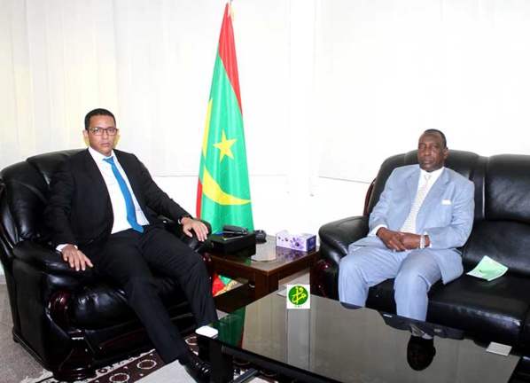 Le ministre du pétrole reçoit en audience l’ambassadeur gambien Le ministre du pétrole reçoit en audience l’ambassadeur gambien