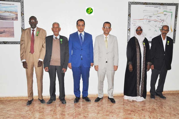 Le ministre de l’hydraulique et de l’assainissement décore des fonctionnaires du département Le ministre de l’hydraulique et de l’assainissement décore des fonctionnaires du département