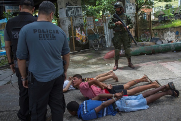 Opération de l'armée et de la police dans une favela de Rio Opération de l'armée et de la police dans une favela de Rio