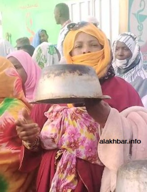 Les femmes manifestent avec des marmites vides Les femmes manifestent avec des marmites vides