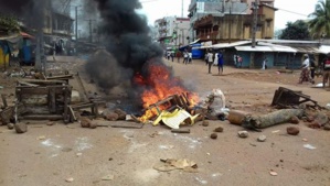 ARAFAT : De petits enfants brûlent des pneus pour protester contre la Flambée des prix ARAFAT : De petits enfants brûlent des pneus pour protester contre la Flambée des prix