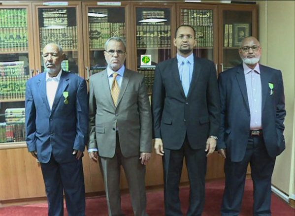 Le ministre des affaires islamiques décore des fonctionnaires de son département