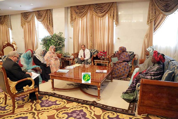 Président de la République reçoit en audience la présidente et les membres de l'initiative (Ouvrez votre entreprise près de votre famille) Président de la République reçoit en audience la présidente et les membres de l'initiative (Ouvrez votre entreprise près de votre famille)