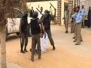 Les forces de l’ordre chargent les étudiants Les forces de l’ordre chargent les étudiants
