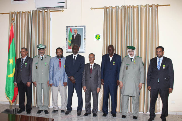 Le ministre chargé du Budget décore des fonctionnaires de son département Le ministre chargé du Budget décore des fonctionnaires de son département