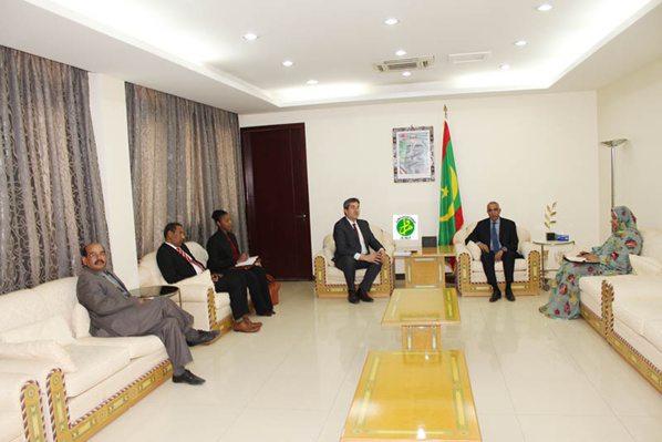 Le premier ministre reçoit le directeur régional de l’ITIE Le premier ministre reçoit le directeur régional de l’ITIE