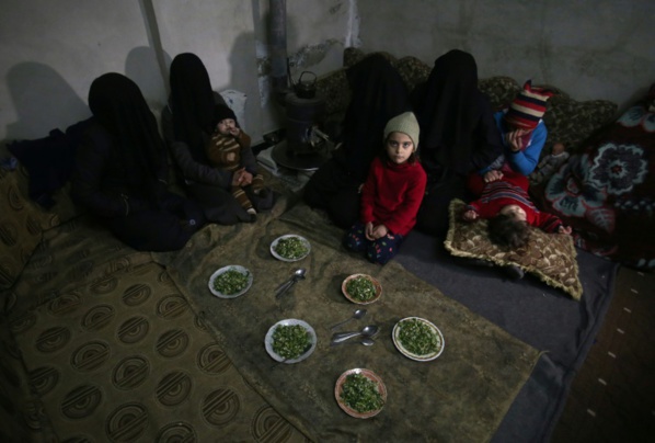 En Syrie, la vie sous terre des habitants d'un fief rebelle pilonné