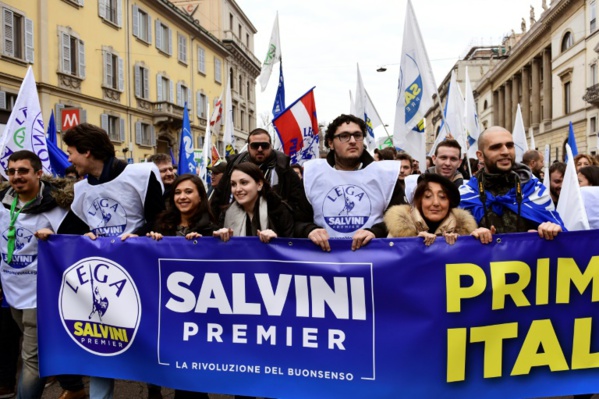 Italie : démonstration de force de l'extrême droite et des antifascistes