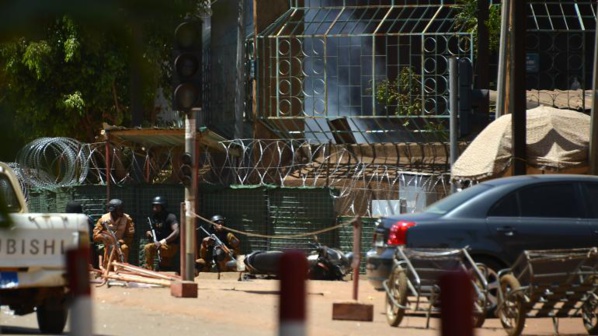 Ouagadougou: l'explosion à l'état-major provoquée par une voiture piégée Ouagadougou: l'explosion à l'état-major provoquée par une voiture piégée