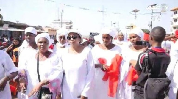 Guinée: des milliers d'"Amazones" en blanc exigent la fin des violences policières meurtrières Guinée: des milliers d'"Amazones" en blanc exigent la fin des violences policières meurtrières