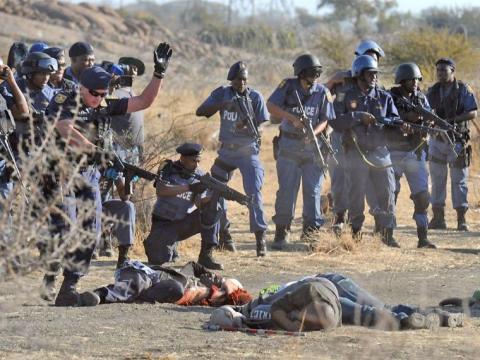 Afrique du Sud: neuf policiers devant la justice dans l'affaire du massacre de Marikana Afrique du Sud: neuf policiers devant la justice dans l'affaire du massacre de Marikana