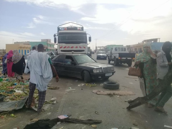 Bouhdida: les habitants bloquent la route avec des tas d’ordures Bouhdida: les habitants bloquent la route avec des tas d’ordures