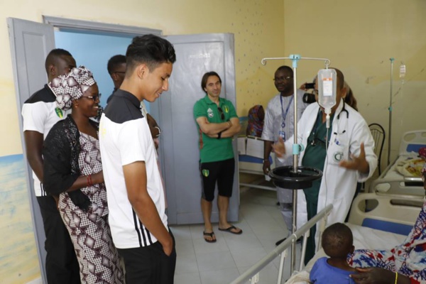 Les joueurs de l’équipe nationale de football et leur sélectionneur visitent les activités de l’UNICEF à Arafat