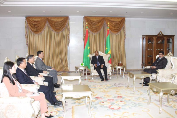 Le Chef de l’Etat reçoit le vice-ministre des affaires étrangères chargé du Moyen-Orient et de l’Afrique du nord au comité central du parti communiste chinois Le Chef de l’Etat reçoit le vice-ministre des affaires étrangères chargé du Moyen-Orient et de l’Afrique du nord au comité central du parti communiste chinois