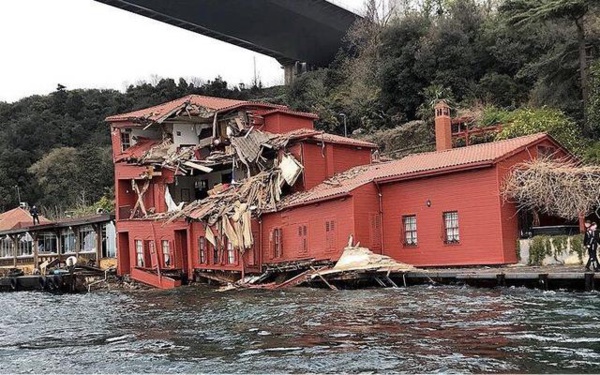 Un cargo de 225 mètres éventre une villa historique à Istanbul Un cargo de 225 mètres éventre une villa historique à Istanbul