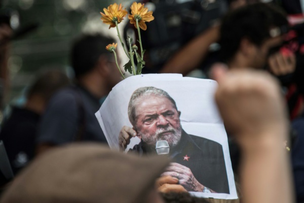 Au Brésil, Lula en prison mais toujours influent Au Brésil, Lula en prison mais toujours influent