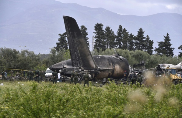 Un avion militaire s'écrase en Algérie: 257 morts, pire drame aérien du pays