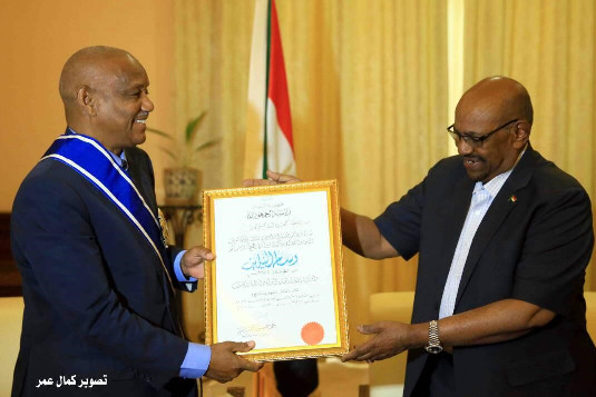 Le Président soudanais décore le diplomate Mahmoud Kane Le Président soudanais décore le diplomate Mahmoud Kane