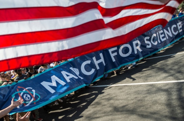 "Rendre sa grandeur à la science": des manifestants inquiets aux Etats-Unis "Rendre sa grandeur à la science": des manifestants inquiets aux Etats-Unis