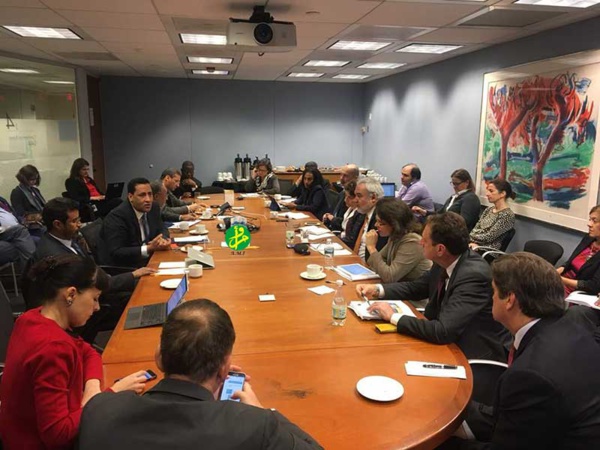 Le ministre de l'économie et des finances s'entretient avec les hauts responsables de la Banque Mondiale Le ministre de l'économie et des finances s'entretient avec les hauts responsables de la Banque Mondiale