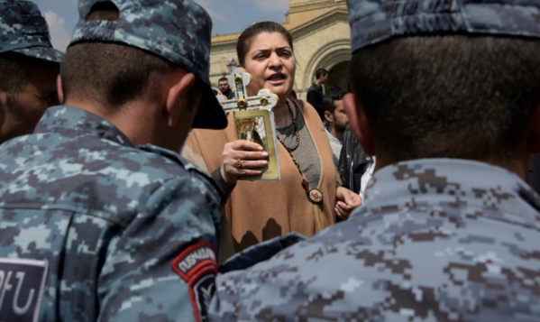 Arménie: le principal opposant interpellé, des centaines de manifestants à Erevan Arménie: le principal opposant interpellé, des centaines de manifestants à Erevan