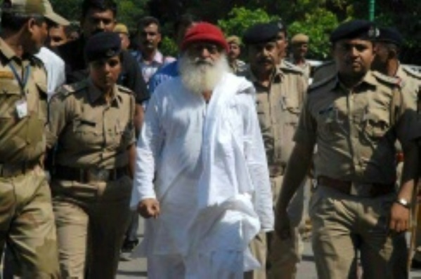 En Inde, prison à perpétuité pour l'influent gourou Asaram En Inde, prison à perpétuité pour l'influent gourou Asaram