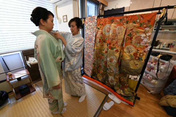 Au Japon, le kimono en quête d'un nouveau souffle Au Japon, le kimono en quête d'un nouveau souffle