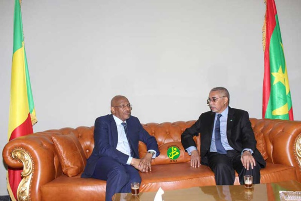Le Premier ministre s’entretient en aparté avec son homologue malien Le Premier ministre s’entretient en aparté avec son homologue malien