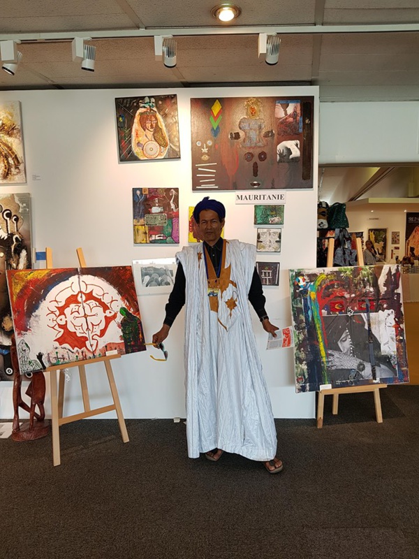 Africa Week 2018 Unesco : l'ambassadeur mauritanien intervient pour décrocher l'ancien drapeau exposé par un artiste mauritanien Africa Week 2018 Unesco : l'ambassadeur mauritanien intervient pour décrocher l'ancien drapeau exposé par un artiste mauritanien