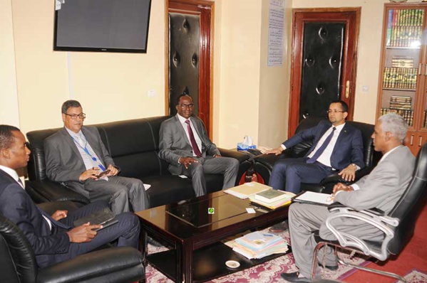Le ministre des affaires islamiques s'entretient avec le représentant du FNUAP en Mauritanie Le ministre des affaires islamiques s'entretient avec le représentant du FNUAP en Mauritanie