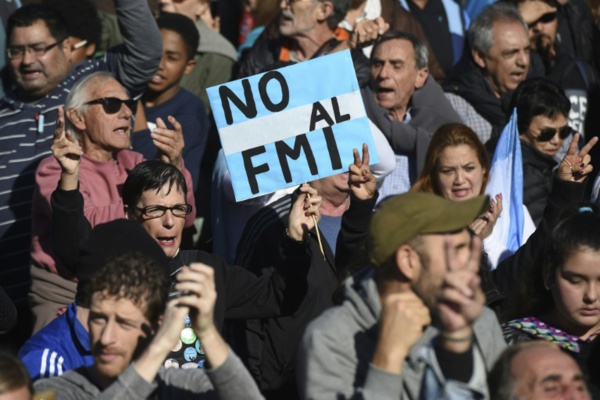 "Non au FMI": l'opposition manifeste en Argentine "Non au FMI": l'opposition manifeste en Argentine