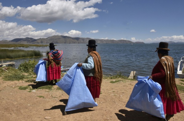 Bolivie: des indigènes nettoient le lac Titicaca pour l'exemple Bolivie: des indigènes nettoient le lac Titicaca pour l'exemple