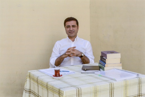 Turquie: candidat prokurde en prison, son parti fait campagne pour lui