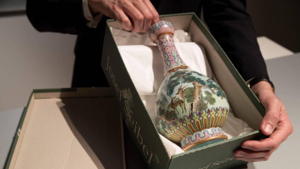 Un vase chinois du 18e siècle vendu aux enchères 16,2 M d'euros Un vase chinois du 18e siècle vendu aux enchères 16,2 M d'euros