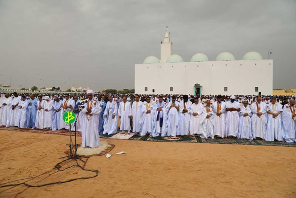 Le Président de la République accomplit la prière de la fête d'El Fitr dans l'enceinte de l'ancienne mosquée de Nouakchott Le Président de la République accomplit la prière de la fête d'El Fitr dans l'enceinte de l'ancienne mosquée de Nouakchott