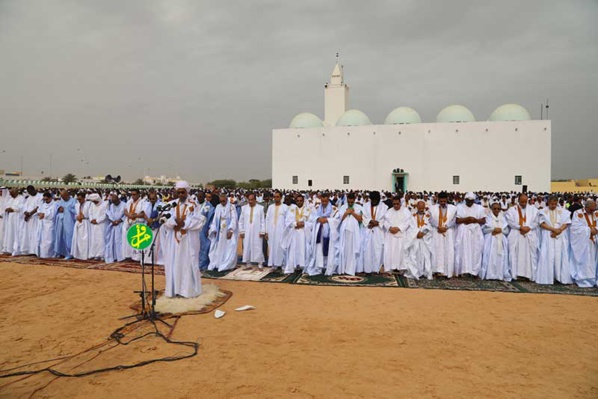 Le Président de la République accomplit la prière de la fête d'El Fitr dans l'enceinte de l'ancienne mosquée de Nouakchott