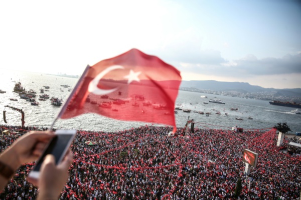 Turquie: des dizaines milliers de supporteurs au meeting du principal opposant d'Erdogan