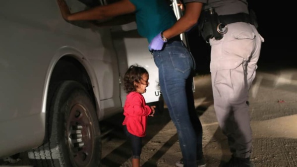 Les fausses images d'enfants séparés de leurs parents après un franchissement illégal de la frontière USA-Mexique