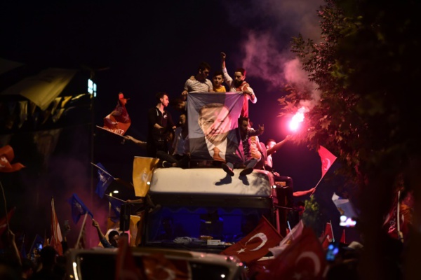 Turquie: Erdogan vers des pouvoirs renforcés après son triomphe électoral Turquie: Erdogan vers des pouvoirs renforcés après son triomphe électoral