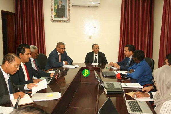 Le ministre délégué auprès du ministre de l’économie et des fiances chargé du budget s’entretient avec une mission de la BAD Le ministre délégué auprès du ministre de l’économie et des fiances chargé du budget s’entretient avec une mission de la BAD