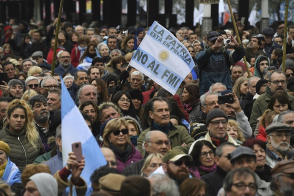 Argentine: des dizaines de milliers de personnes manifestent contre la rigueur et le FMI Argentine: des dizaines de milliers de personnes manifestent contre la rigueur et le FMI