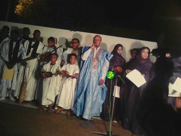 Distribution de certificats aux participants à la première session de formation sur les instruments de musique Distribution de certificats aux participants à la première session de formation sur les instruments de musique