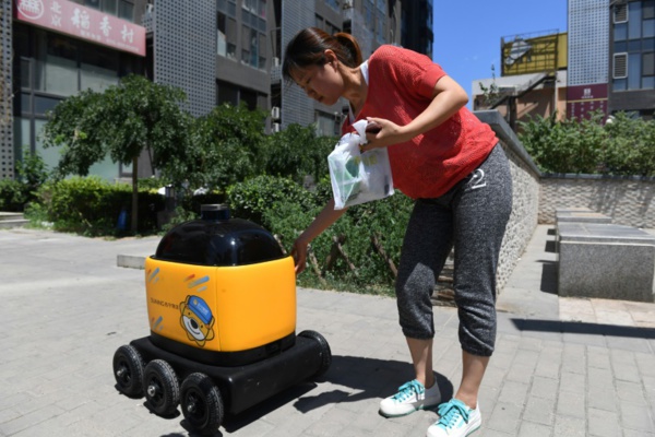 Comme sur des roulettes, le robot livreur débarque en Chine