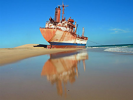 Nouadhibou : Immobilisation du bateau accusé d’avoir tué quatre pêcheurs à bord d’une pirogue en haute mer Nouadhibou : Immobilisation du bateau accusé d’avoir tué quatre pêcheurs à bord d’une pirogue en haute mer
