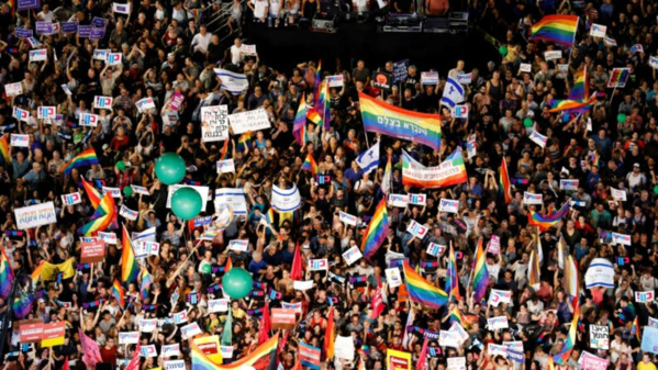 Des milliers d'Israéliens dans la rue contre une loi interdisant la GPA aux couples gays