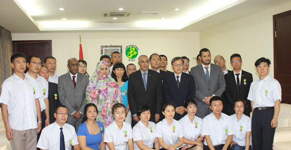 Le Premier ministre décore les membres de la mission médicale chinoise Le Premier ministre décore les membres de la mission médicale chinoise