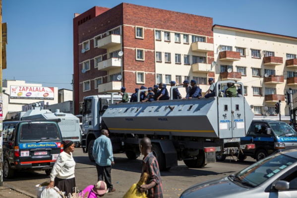 Zimbabwe: le président prône l'apaisement, l'armée dans les rues de Harare