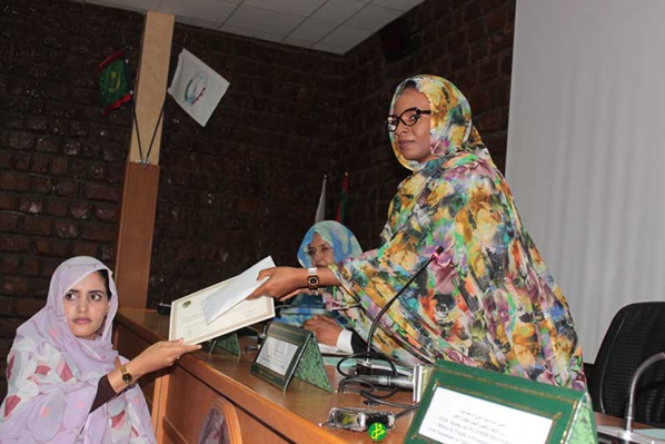 Distinction de 330 jeunes hommes et femmes ayant participé à l'organisation du sommet de l'UA Distinction de 330 jeunes hommes et femmes ayant participé à l'organisation du sommet de l'UA