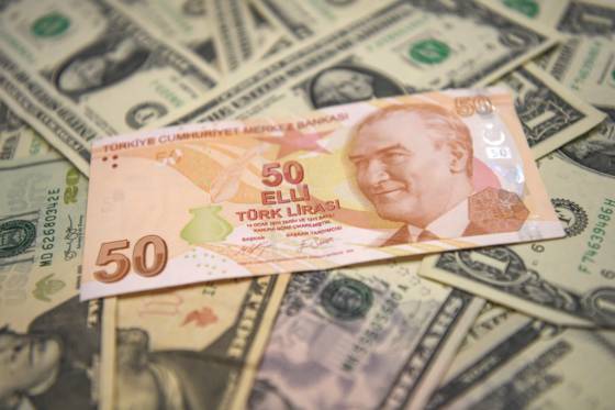 Tensions Washington-Ankara: la livre turque bat de nouveaux records à la baisse Tensions Washington-Ankara: la livre turque bat de nouveaux records à la baisse