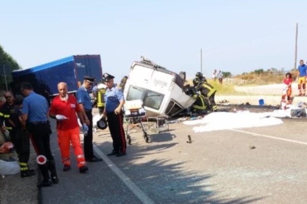 Italie: 12 travailleurs migrants meurent dans un accident de la route Italie: 12 travailleurs migrants meurent dans un accident de la route